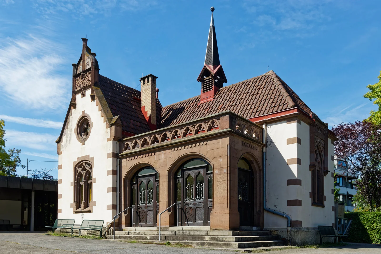 Historisches Leichenhaus mit Maßwerkfenstern, dreibogigem Vorbau und schlankem Dachreiter auf Bergfriedhof Stuttgart